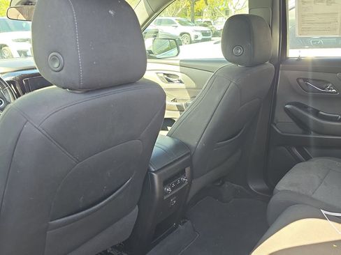 Used 2022 Chevrolet Traverse LT image 11