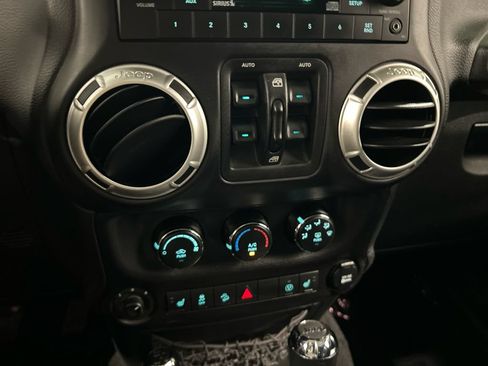 Used 2018 Jeep Wrangler Unlimited Sahara w/ Connectivity Group AWD/4WD image 22