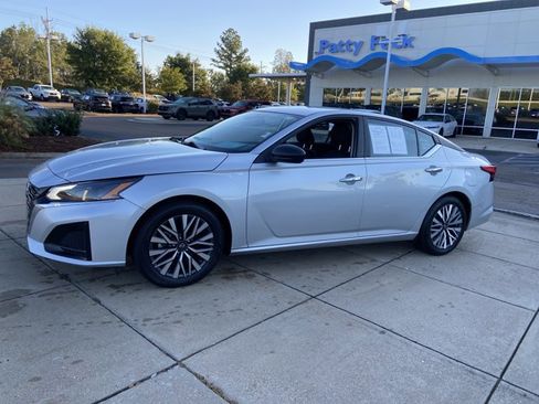 Used 2024 Nissan Altima 2.5 SV image 5
