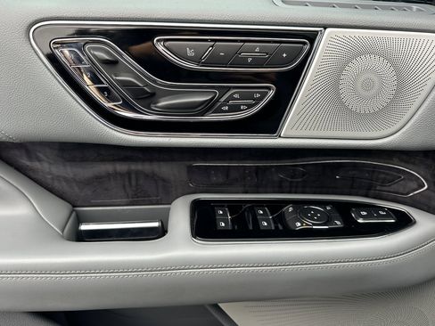 Used 2019 Lincoln Navigator Reserve image 11