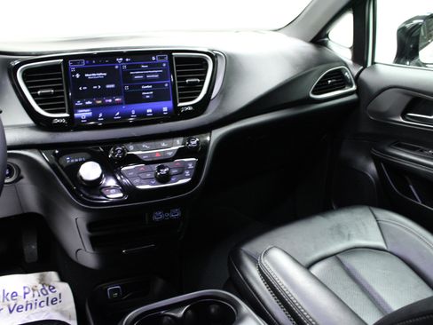 Used 2025 Chrysler Pacifica Select image 20