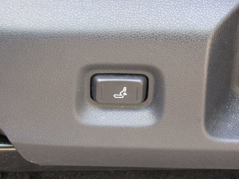 Certified 2025 Toyota Tacoma SR5 AWD/4WD image 16