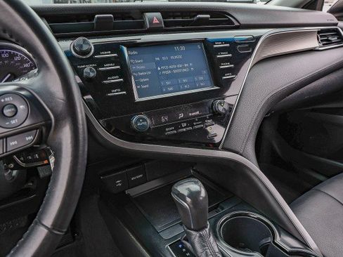 Used 2018 Toyota Camry SE FWD image 12