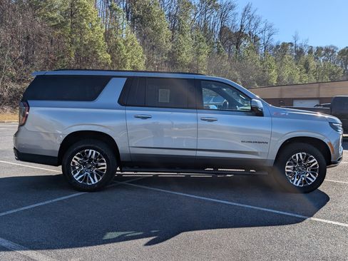 Used 2025 Chevrolet Suburban Z71 w/ Comfort Package image 10