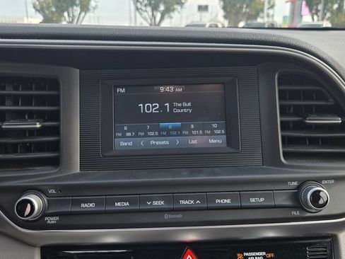 Used 2020 Hyundai Elantra SE FWD image 17