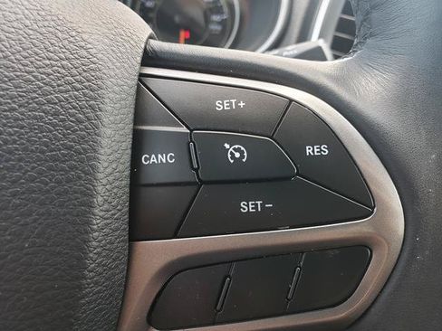 Used 2019 Jeep Cherokee Latitude Plus w/ Cold Weather Group AWD/4WD image 25