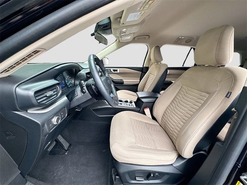 Used 2020 Ford Explorer XLT image 12