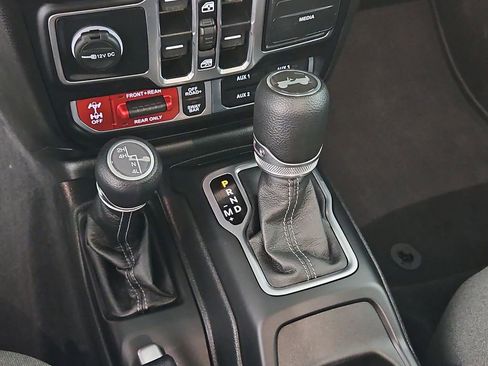 Used 2025 Jeep Wrangler Unlimited Rubicon AWD/4WD image 21