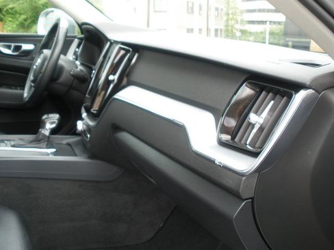 Used 2018 Volvo XC60 T5 Momentum AWD/4WD image 31