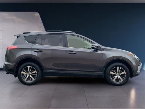Used 2017 Toyota RAV4 XLE FWD image 6
