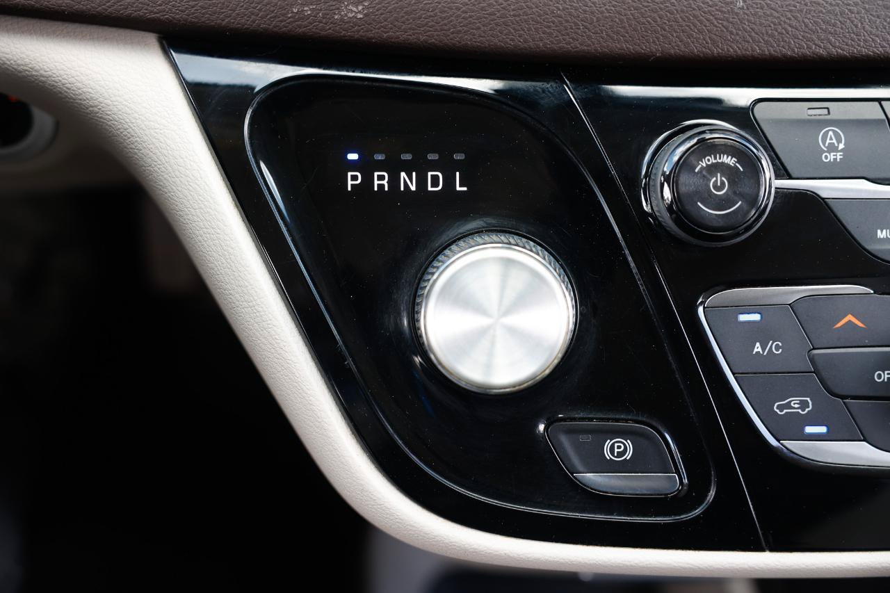 Used 2018 Chrysler Pacifica Touring-L FWD image 31
