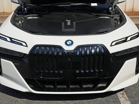 Used 2024 BMW i7 xDrive60 AWD/4WD image 8
