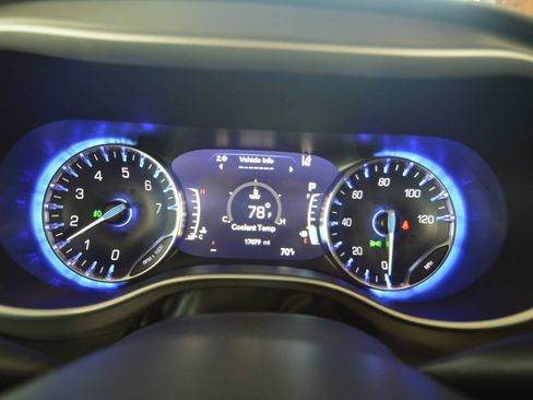Used 2025 Chrysler Pacifica Select AWD/4WD image 39