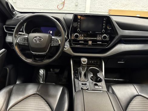 Used 2021 Toyota Highlander XSE AWD/4WD image 11