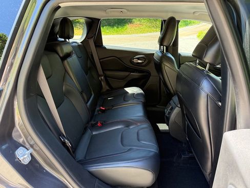 Used 2020 Jeep Cherokee Trailhawk AWD/4WD image 18
