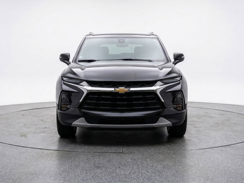 Used 2025 Chevrolet Blazer LT FWD image 2