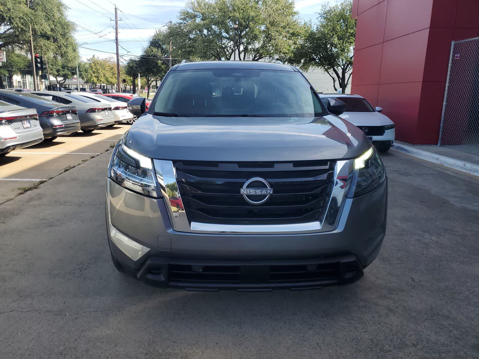 Used 2025 Nissan Pathfinder SL FWD image 8