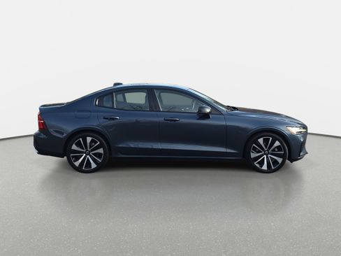 Used 2022 Volvo S60 B5 Momentum w/ Climate Package image 4