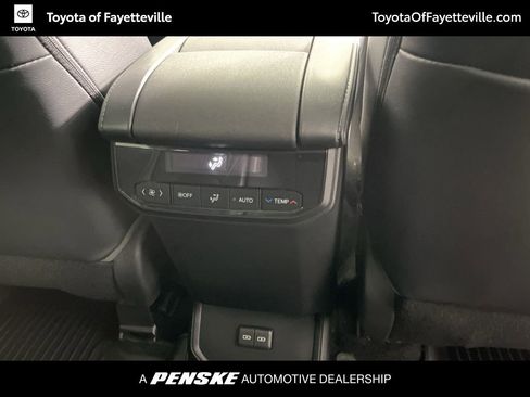 Used 2023 Toyota Highlander XLE AWD/4WD image 14