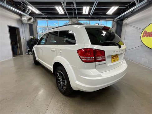 Used 2018 Dodge Journey SE w/ Connectivity Group FWD image 3