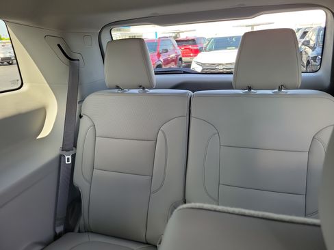 Used 2022 GMC Acadia SLT w/ Technology Package FWD image 10