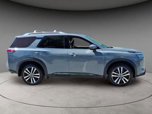 Certified 2025 Nissan Pathfinder Platinum AWD/4WD image 11