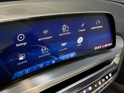 Certified 2024 Cadillac Lyriq Luxury AWD/4WD image 29