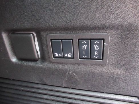 Used 2024 GMC Yukon XL AT4 w/ Technology Package AWD/4WD image 17