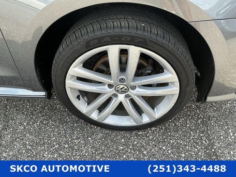 Used 2018 Volkswagen Passat 2.0T R-Line FWD image 9