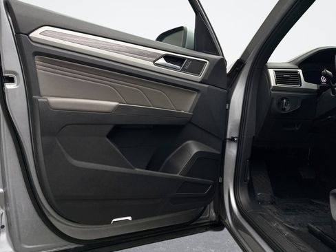 Used 2022 Volkswagen Atlas Cross Sport SE image 9