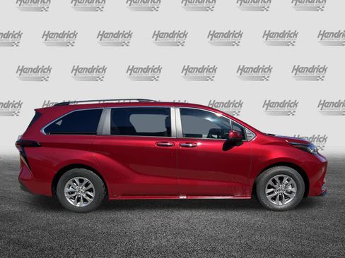 Used 2023 Toyota Sienna XLE image 10