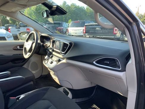 Used 2023 Chrysler Voyager LX FWD image 17