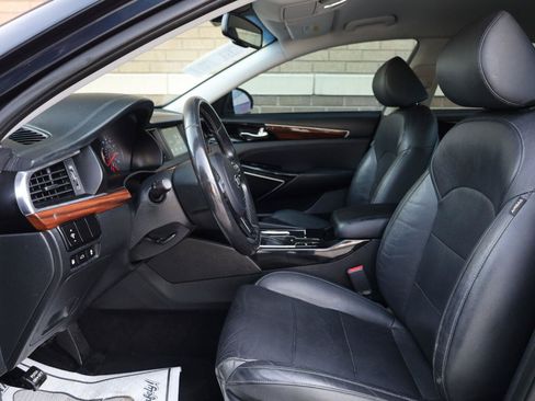 Used 2017 Kia Cadenza Premium FWD image 14