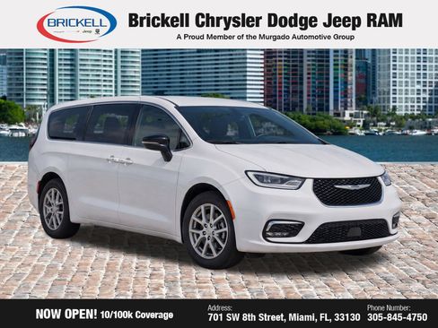 Used 2025 Chrysler Pacifica Select FWD image 2