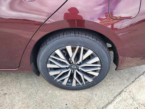 Used 2024 Nissan Altima 2.5 SV FWD image 24