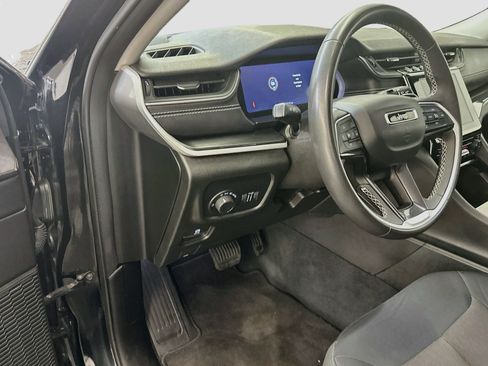 Used 2023 Jeep Grand Cherokee Laredo AWD/4WD image 17