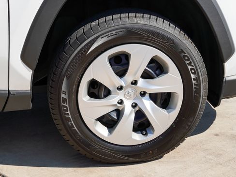 Used 2022 Toyota RAV4 LE AWD/4WD image 10