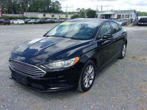 Used 2017 Ford Fusion SE w/ Fusion SE Technology Package FWD image 3