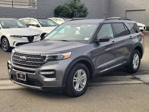 Used 2022 Ford Explorer XLT w/ Equipment Group 202A image 8