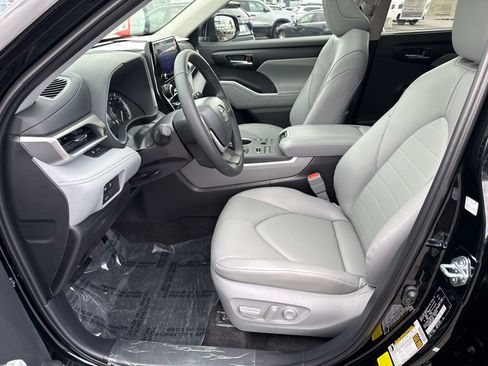 Used 2026 Toyota Highlander XLE image 12