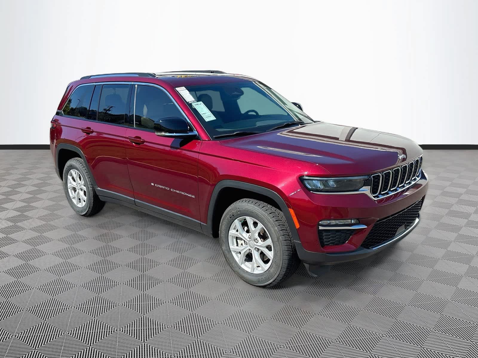 Used 2023 Jeep Grand Cherokee Limited w/ Trailer Tow Prep Group (B) AWD/4WD image 3