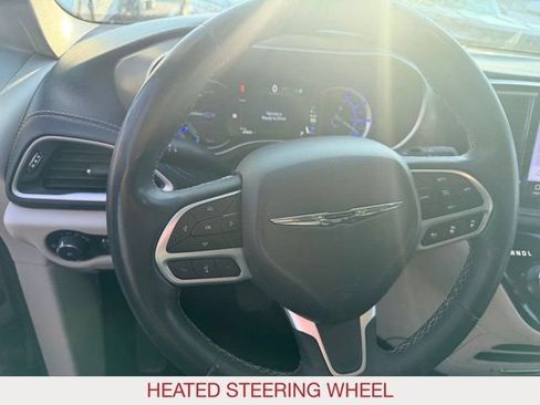 Used 2023 Chrysler Pacifica Touring-L FWD image 11
