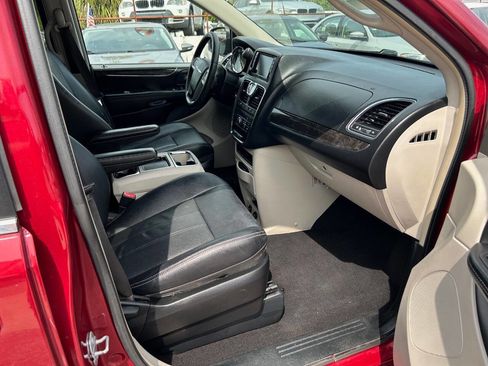 Used 2014 Chrysler Town & Country Touring image 6