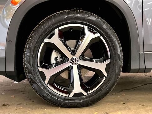 New 2026 Volkswagen Tiguan SE image 14