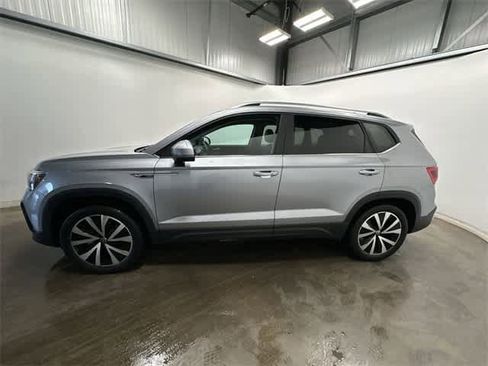 Certified 2023 Volkswagen Taos SE image 2