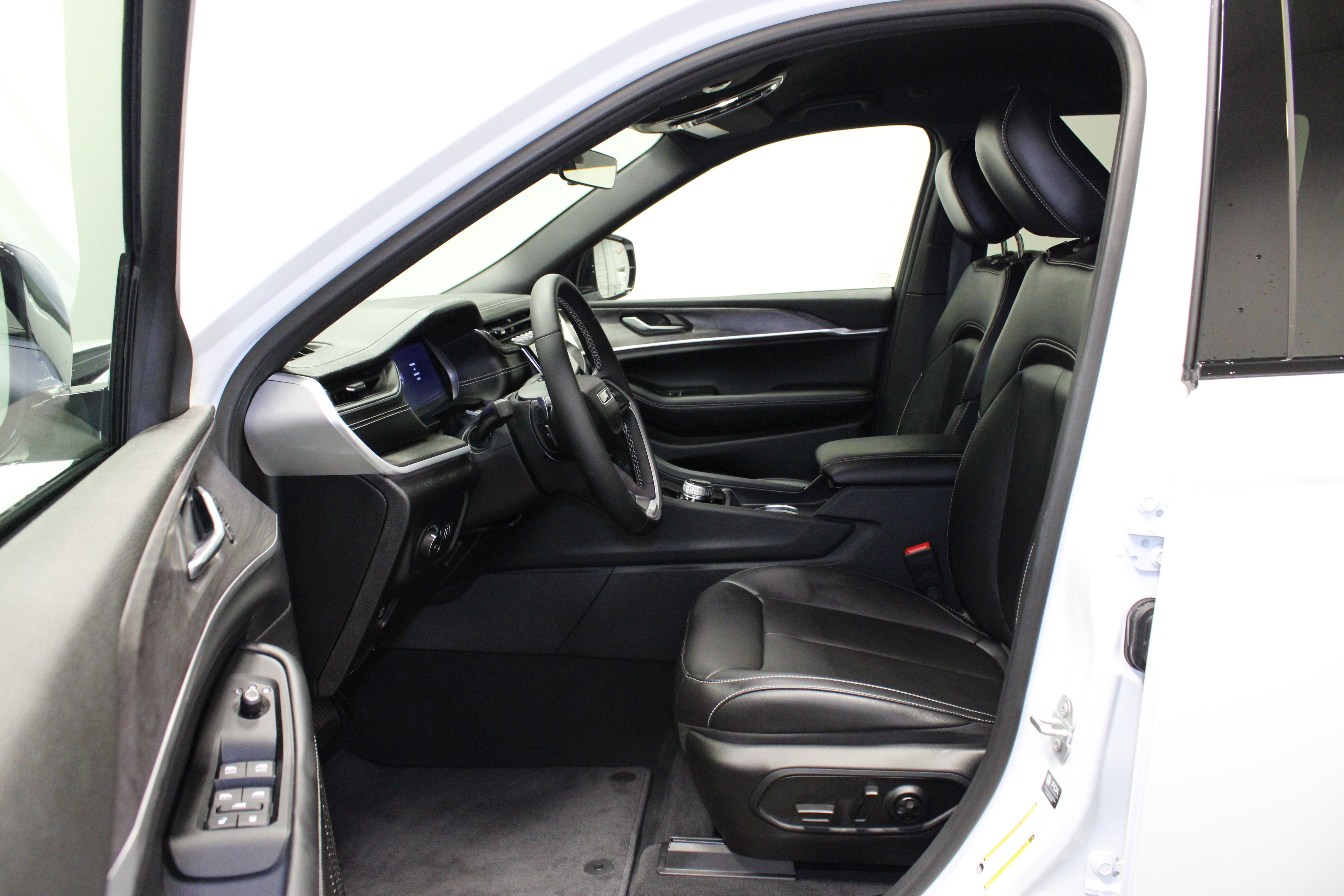 Used 2025 Jeep Grand Cherokee Limited AWD/4WD image 17