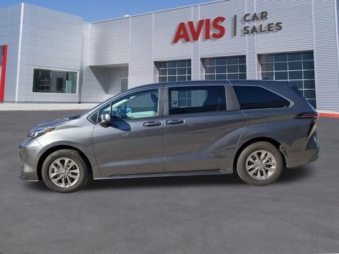 Used 2025 Toyota Sienna LE image 10