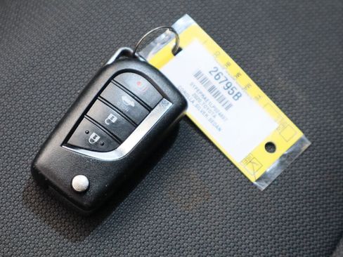 Used 2020 Toyota Corolla LE FWD image 30