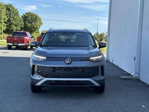 New 2025 Volkswagen Tiguan SE image 9
