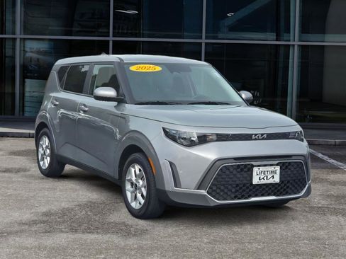 Used 2025 Kia Soul LX w/ LX Technology Package FWD image 3